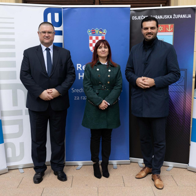 Državni tajnik Bernard Gršić, Andrea Kajtaz FINA, zamjenik gradonačelnika Osijeka Dragan Vulin