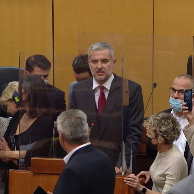 Oporba zauzela govornicu