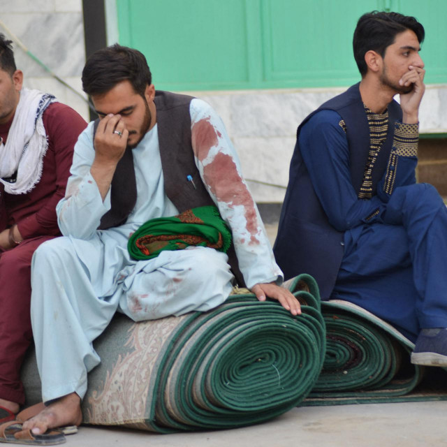 Muškarci sjede u dvorištu nakon napada