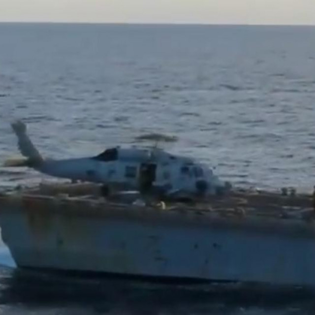 Američki razarač USS Chafee snimljen s ruskog protupodmorničkog razarač Admirala Tribuca