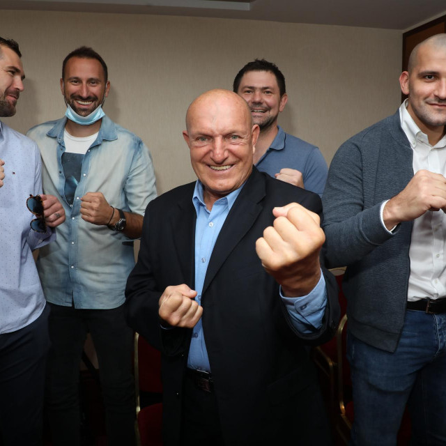 Vjekoslav Šafranić  u društvu rukometaša
