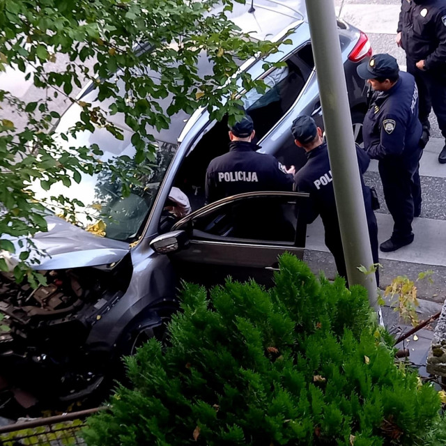 Vozač se zabio u zid u ulici Nad lipom