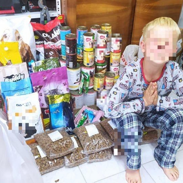 Duje uz vrećice hrane koje su mu prijatelji donijeli na proslavu rođendana