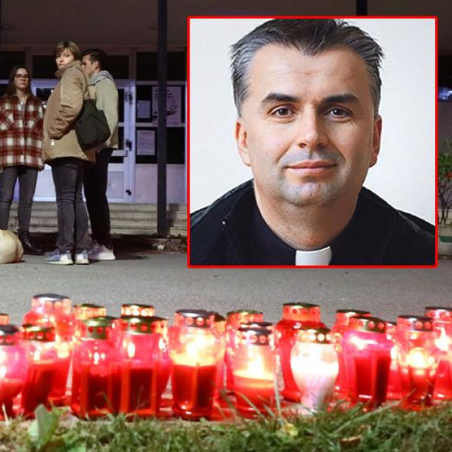 Sadašnji ali i bivši učenici osnovne škole Tina Ujevića spontano su se u petak predvečer počeli okupljati pred školom i paliti svijeće za iznenada preminulog vjeroučitelja Milana Daniela Jurića (u pravokutniku)