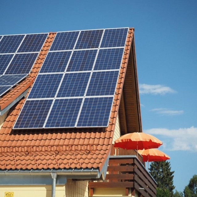 Solarni paneli na krovu kuće