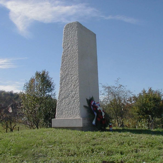 Spomenik ”Svjetlost dolazi” (arhivska fotografija)