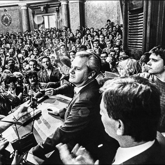 Ideje nacionalizma i konzervativnog antikomunizma dovele su na vlast Slobodana Miloševića, koji je 1987. godine preuzeo vlast i pokrenuo tzv. događanja naroda