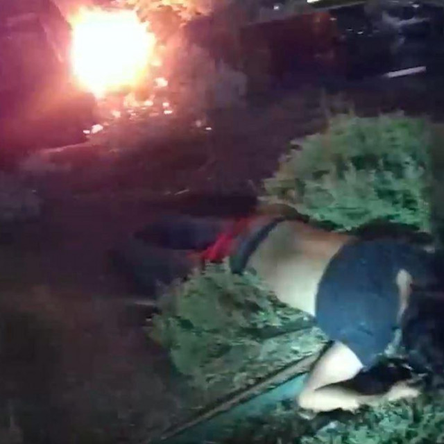 Policajci u Teksasu prvo su muškarca koji je izletio iz automobila odvukli na sigurno