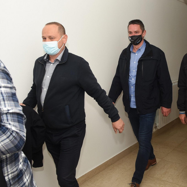 Na Opcinskom sudu u Karlovcu zapocelo je sudjenje za pronevjeru 1,8 milijuna kuna gradskog novca za potrebe blokiranog Rukometnog kluba Karlovac.
Na fotografiji: Tomislav Polic, Danijel Trupkovic i Ivan Fink.
 