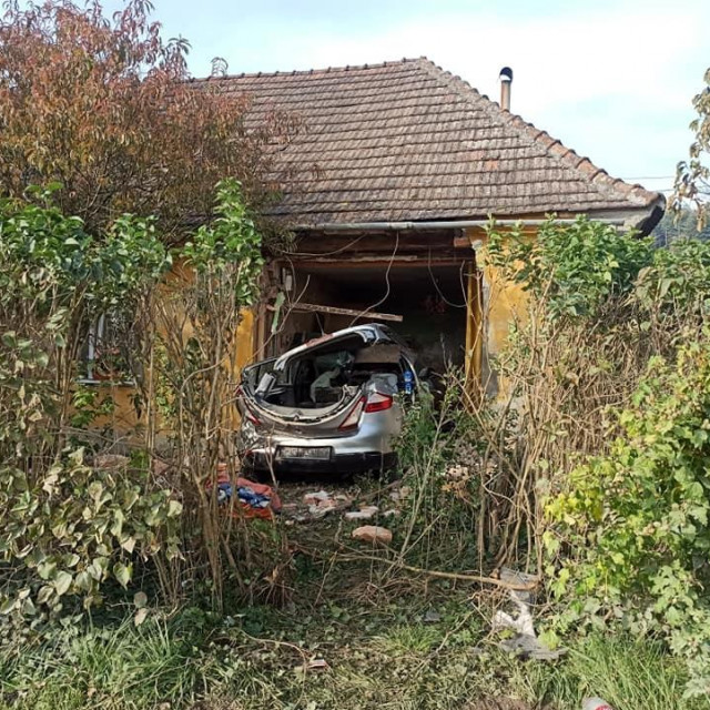 Autom se zabila u kuću