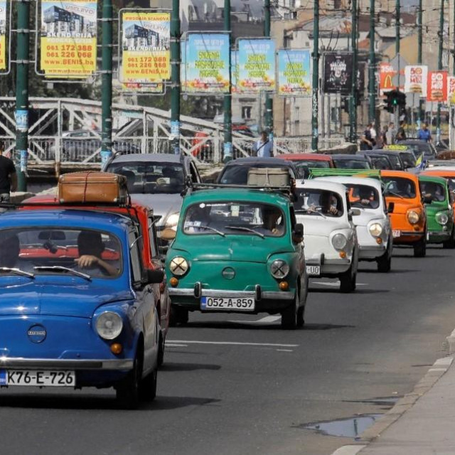 Kolona Fiata 600 u Sarajevu.