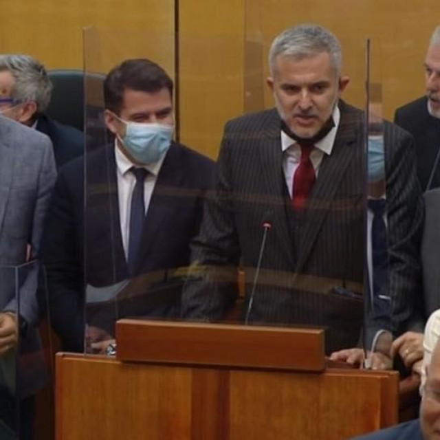 Oporba za govornicom