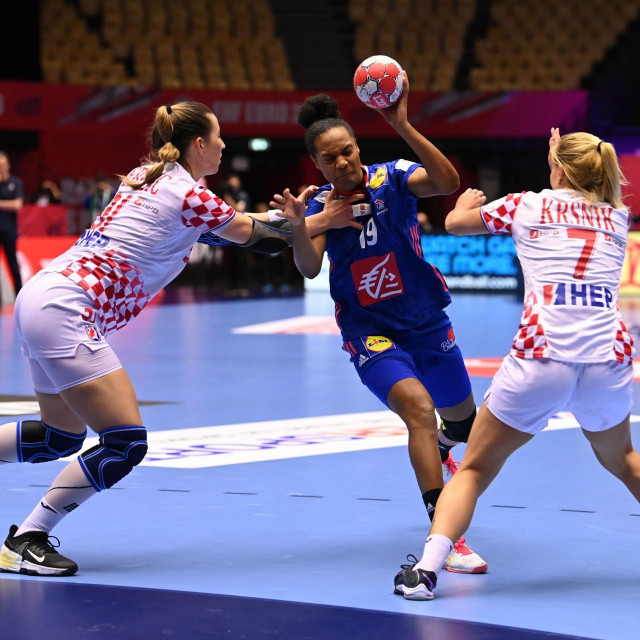 Oceane Sercien Ugolin (u sredini) tijekom dvoboja Francuske i Hrvatske na lanjskom Euru