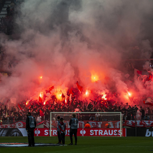 Bakljada u utakmici između Antwerpa i Eintrachta