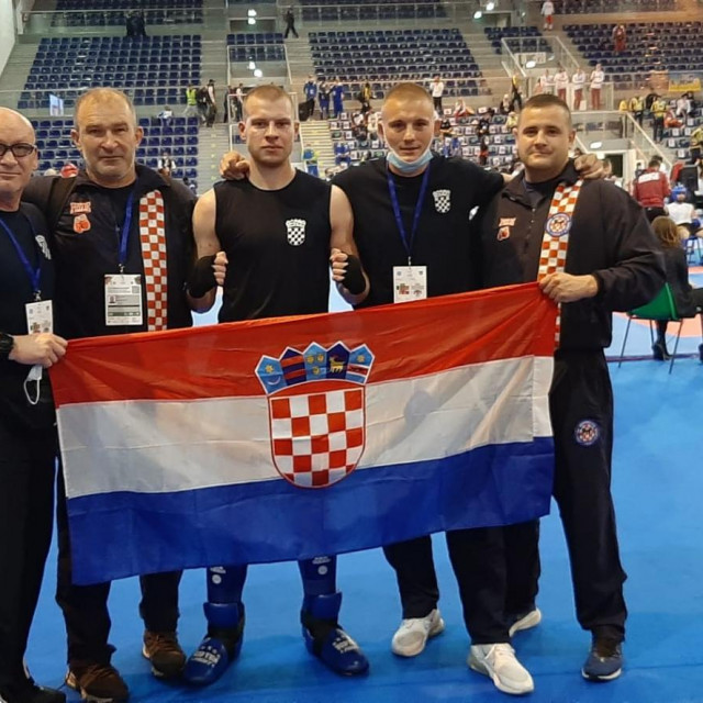 Matej Ovčarik s izbornicima Derdićem i Šimundićem te s trenerom Tomislavom Bilandžićem