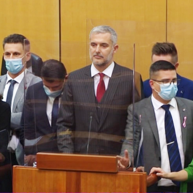 Oporba za govornicom u Saboru