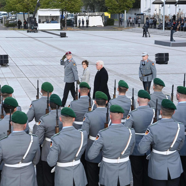 Njemačka ministrica obrane Annegret Kramp-Karrenbauer i predsjednik Frank-Walter Steinmeier