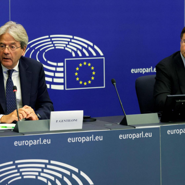 Povjerenik za ekonomiju Paolo Gentiloni (lijevo) i potpredsjednik Komisije Valdis Dombrovskis