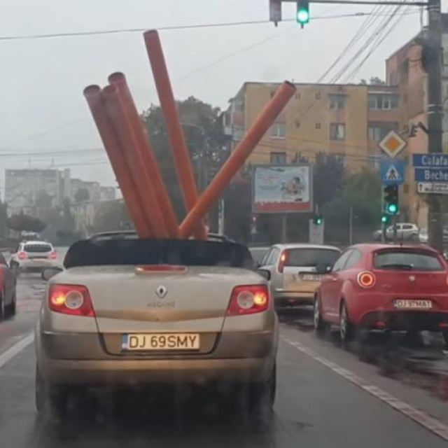 Renault Megane CC prevozi PVC cijevi