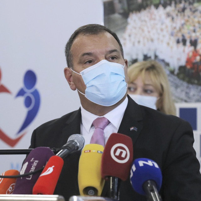 Zagreb, 221021.
Zagrebacki velesajam.
Povodom susreta povjerenice Europske komisije za zdravstvo i sigurnost hrane Stelle Kyriakides s ministrom zdravstva Vilijem Berosem na cjepnom punktu Zagrebackog velesajma odrzana je konferencija za novinare.
Na fotografiji: Vili Beros.