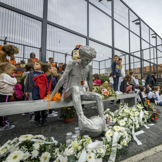 Šibenčani su na simboličan način, polaganjem vijenaca i puštanjem balona, obilježili 57. godišnjica rođenja “svog malog”