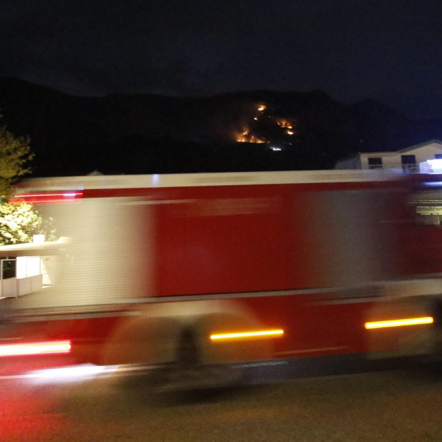 Vatrogaci idu na intervenciju / ilustracija