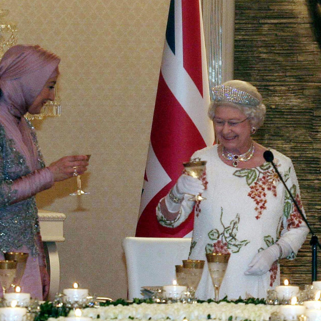 Britanska kraljica Elizabeta II i supruga turskog predsjednika Hayrunnisa Gul nazdravljaju jedna drugoj