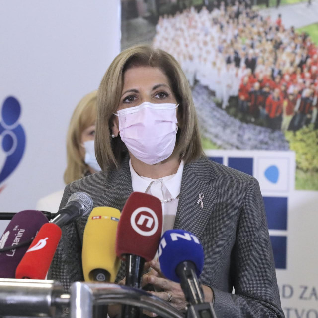 Zagreb, 221021.
Zagrebacki velesajam.
Povodom susreta povjerenice Europske komisije za zdravstvo i sigurnost hrane Stelle Kyriakides s ministrom zdravstva Vilijem Berosem na cjepnom punktu Zagrebackog velesajma odrzana je konferencija za novinare.
Na fotografiji: Stella Kyrikaides.