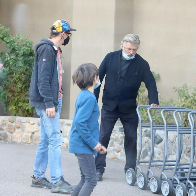 Alec Baldwin sa suprugom i sinom ubijene snimateljice