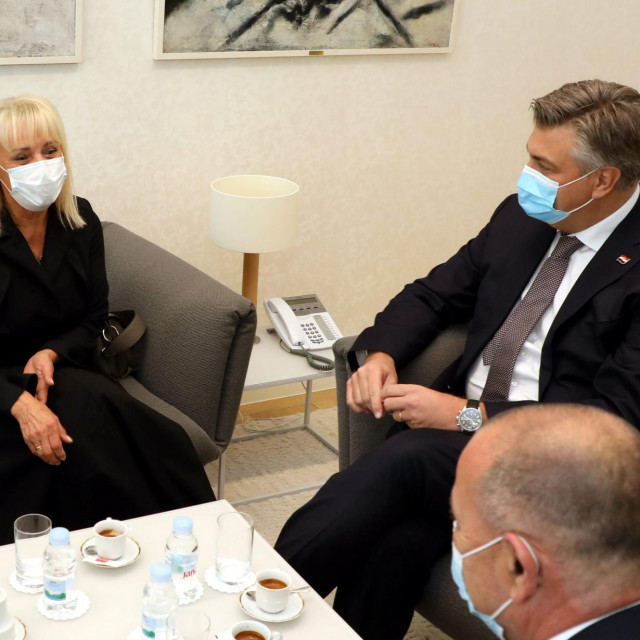 Predsjednik Vlade Andrej Plenkovic primio je Ljerku Perešin, suprugu poginulog legendarnog hrvatskog pilota, stožernog brigadira Rudolfa Peresina u povodu 30. obljetnice njegovog preleta borbenim avionom MIG21 iz JNA u Austriju