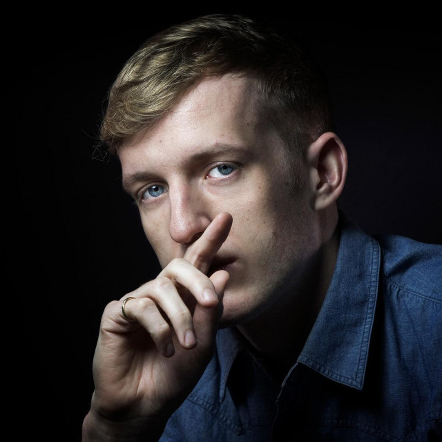 Tko je Édouard Louis? Pisac, performer, sociolog, politički aktivist na ljevici, ili književni artefakt, dramsko lice iz predstava i filmova.  OceanMore objavio je njegova prva tri kanonska romana, a MAMA ”Dijalog o umjetnosti i politici” s Kenom Loachem