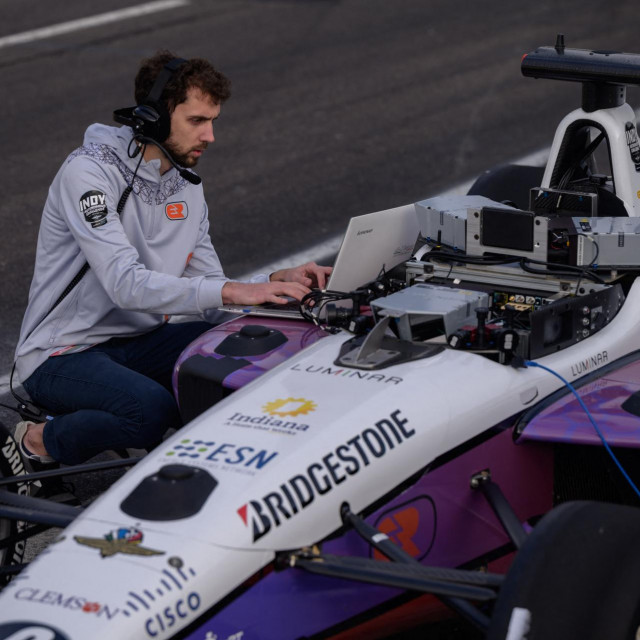 Automobilima na utrkama upravljali su timovi programera, umjesto vozača