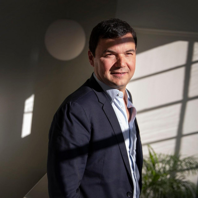 Knjiga ”Napokon socijalizam!” prenosi mjesečne kolumne koje je Piketty objavljivao u Le Mondeu između rujna 2016. i srpnja 2020.