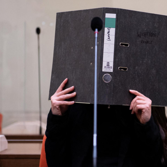 Jennifer Wenisch prikriva lice registratorom u sudnici