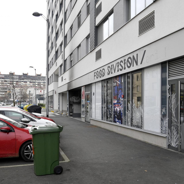 Zgrada i restoran 'Food Division'
