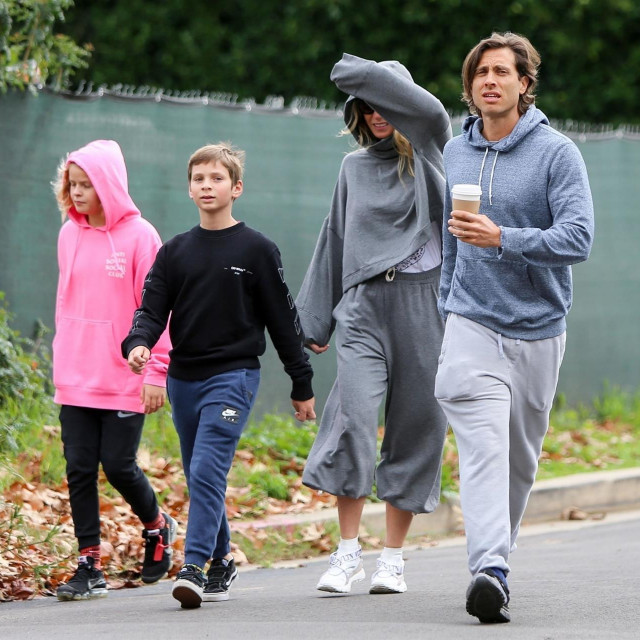 Gwyneth Paltrow sa suprugom Bradom Falchukom i djecom Apple i Mosesom 