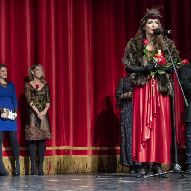 Dijana Vidušin zahvaljuje na nagradama.