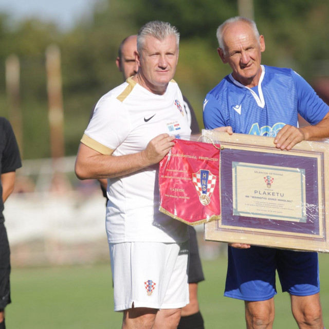 Revijalna utakmica izmedju veterana NK Jedinstva i veteranske selekcije Vatrenih povodom 100 godina nogometa u D. Miholjcu.
Na fotografiji: Davor Šuker i Rudika Vida.

 