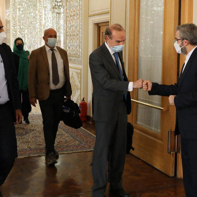 Zamjenik iranskog ministra vanjskih poslova Ali Bagheri pozdravlja zamjenika glavnog tajnika Europske službe za vanjsko djelovanje Enriquea Mora