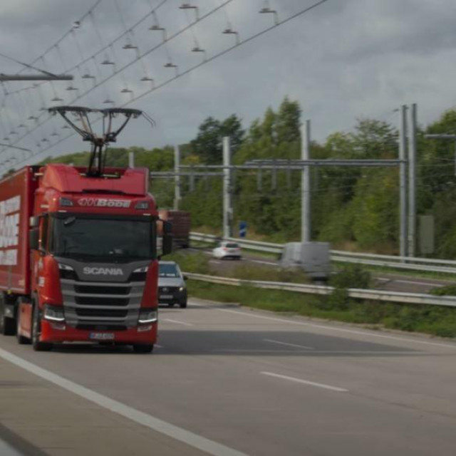 Punjenje električnog kamiona preko nadzemnih kabela