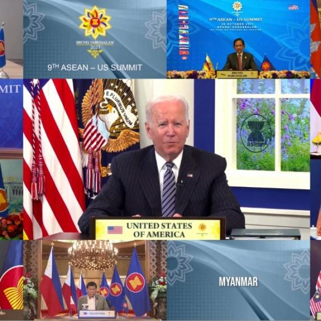 Joe Biden (u sredini)