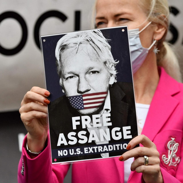 Ispred suda u Londonu okupili su se demonstranti