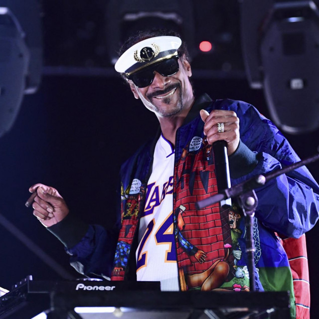  DJ Snoopadelic (aka Snoop Dogg)