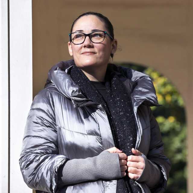 Maja je danas 43-godišnja majka djevojčice koja ulazi u tinejdžersku dob, zaposlena, ali posao prekida bolovanjima zbog operacija endometrioze - iza nje ih je već pet.