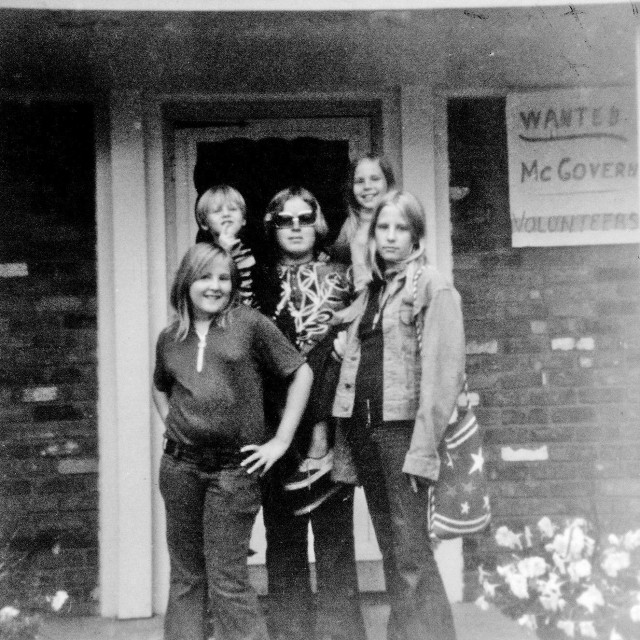 
1971. godine književnik i novinar Željko Ivanjek imao je šesnaest godina. Krajem te burne godine, u sklopu učeničke razmjene, otputovao je na školovanje u Sjedinjene Američke Države. Ovdje je (u sredini s naočalama) na fotografiji sa svojim američkim domaćinima