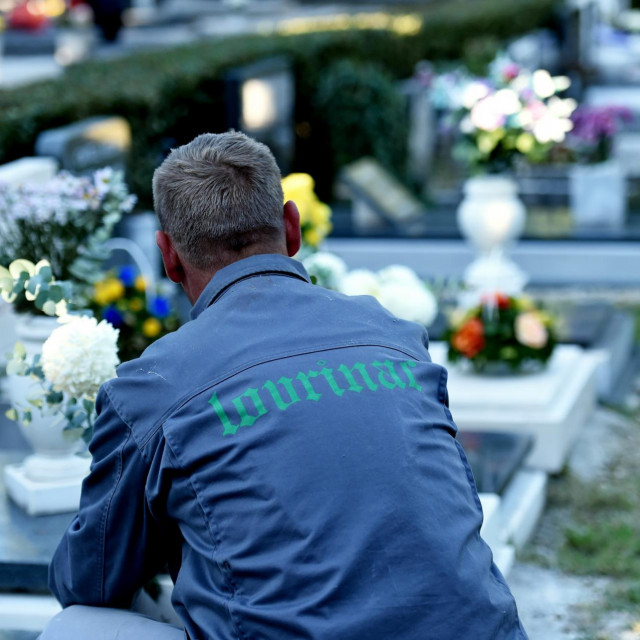 Groblje Lovrinac uoči Svih svetih.
 