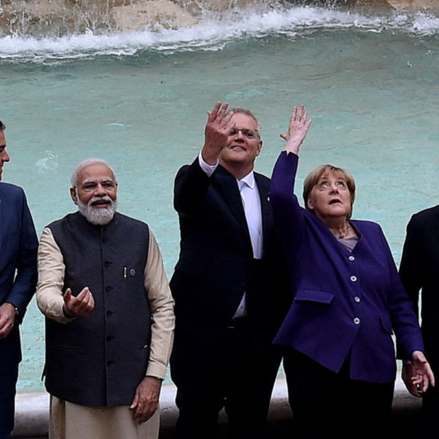 Pedro Sanchez, Narendra Modi, Scott Morrison, Angela Merkel i Mario Draghi bacaju novčiće u fontanu
