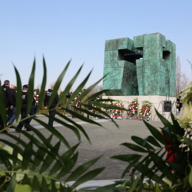 Spomenik na Memorijalnom groblju u Vukovaru











 