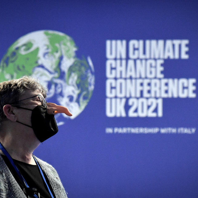 Makirani posjetitelj ispred loga Cop26 u Glasgowu