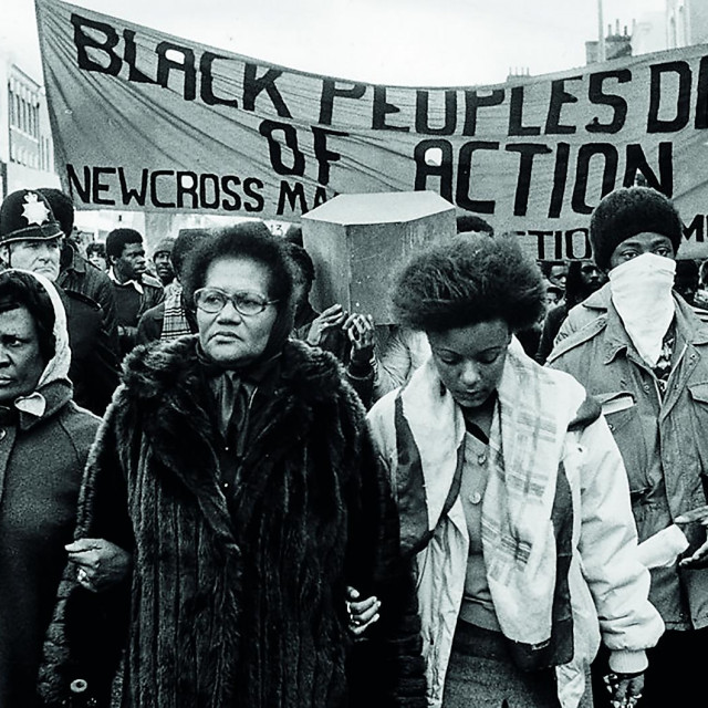 Nezadovoljni tretmanom u zemlji u kojoj su mnogi od njih i rođeni, tamnoputi Englezi organizirali su u ožujku Dan akcije crnog stanovništva, na kojem se okupilo 20 tisuća ljudi i osam sati nosilo transparente na kojima je pisalo ”13 mrtvih, nikom ništa”
